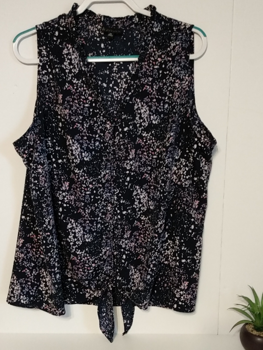 2X. Bobeau  Sleeveless Top With Tufted Collar and Multi Colored Splattered Print